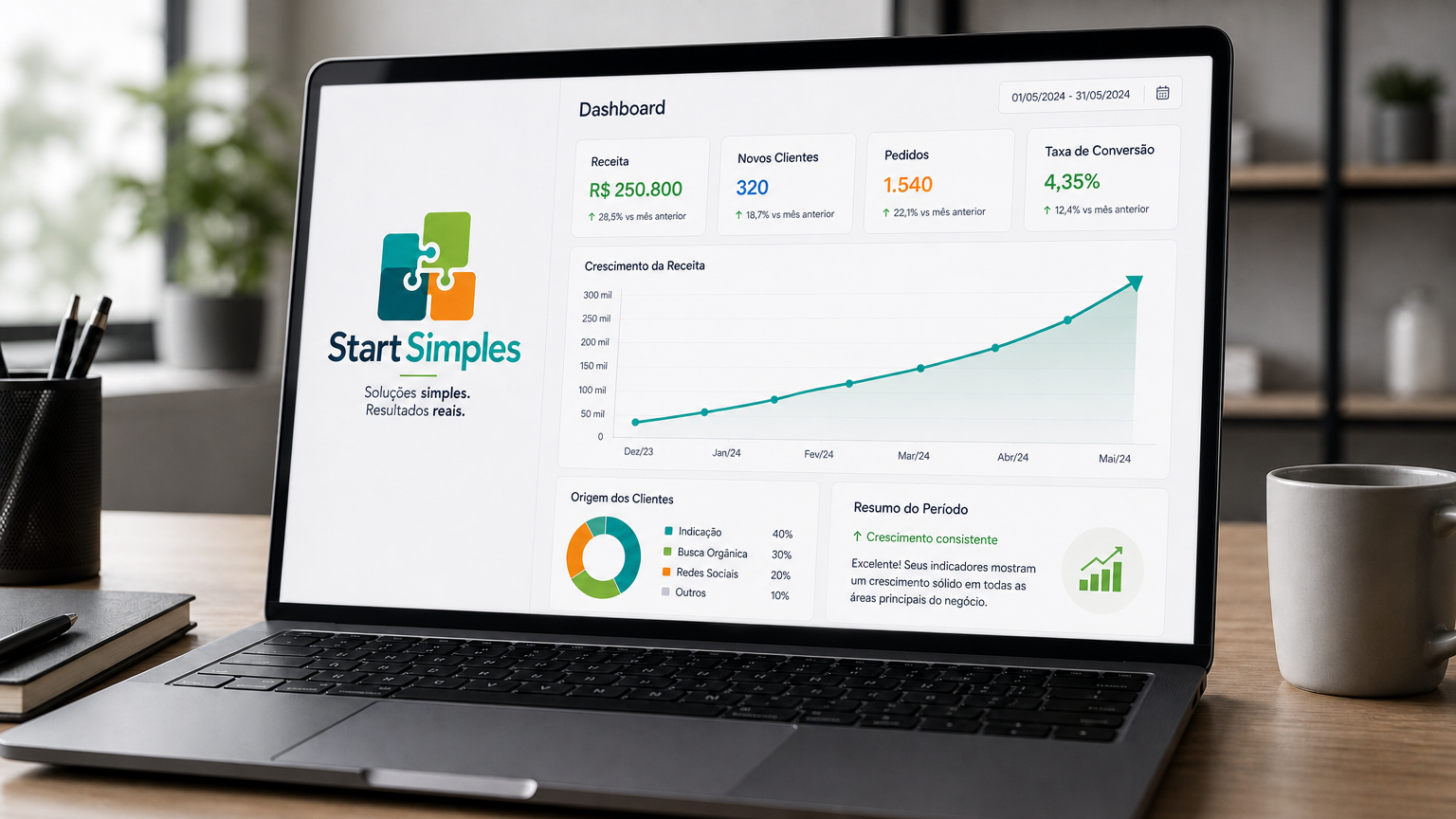 Mesa de trabalho com notebook exibindo a marca Start Simples